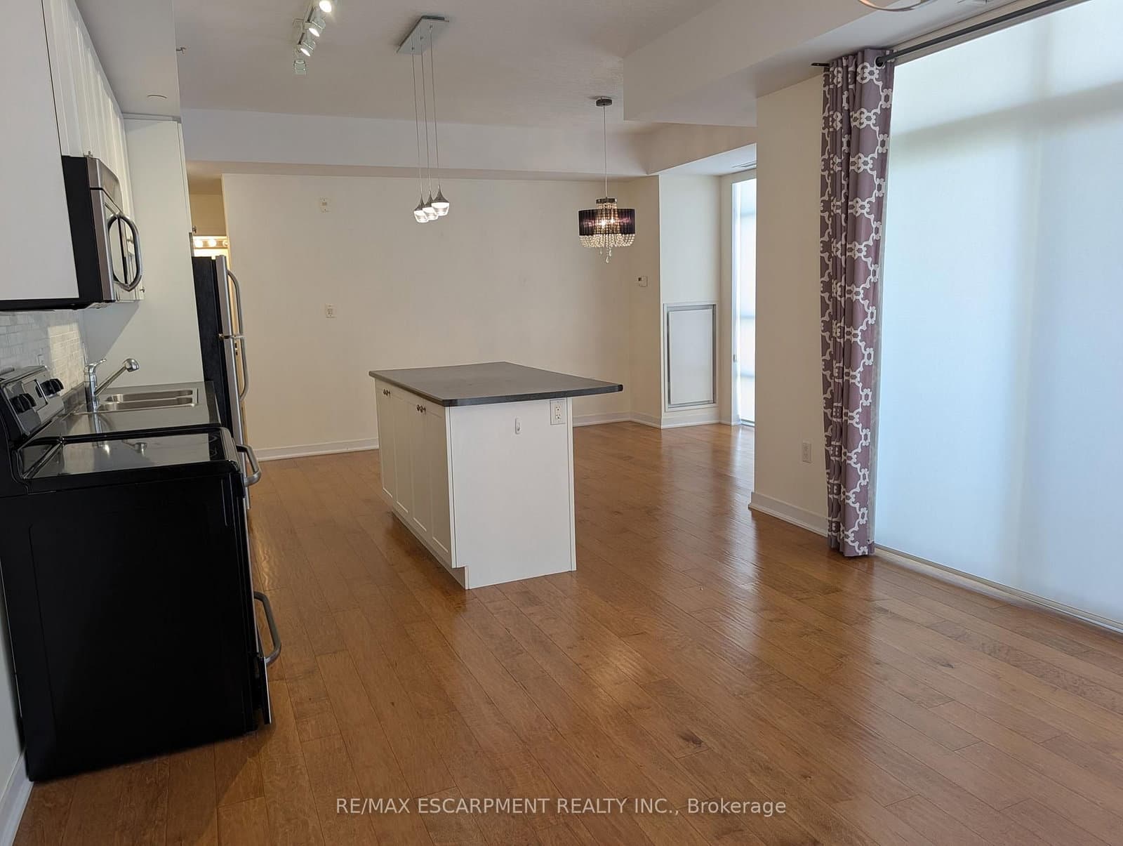 90 Charlton Avenue W, Unit 702 - Image 4