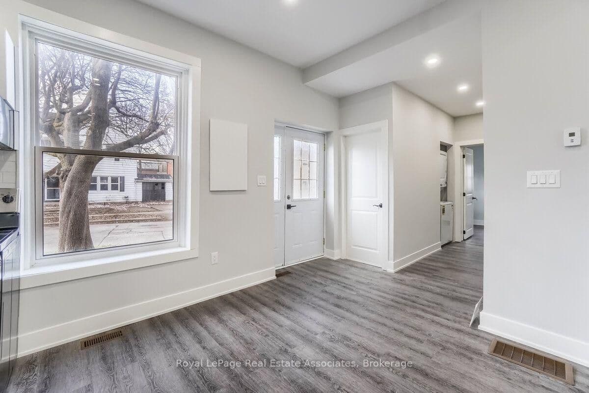 39 Welland Avenue S, Unit 1 - Image 5