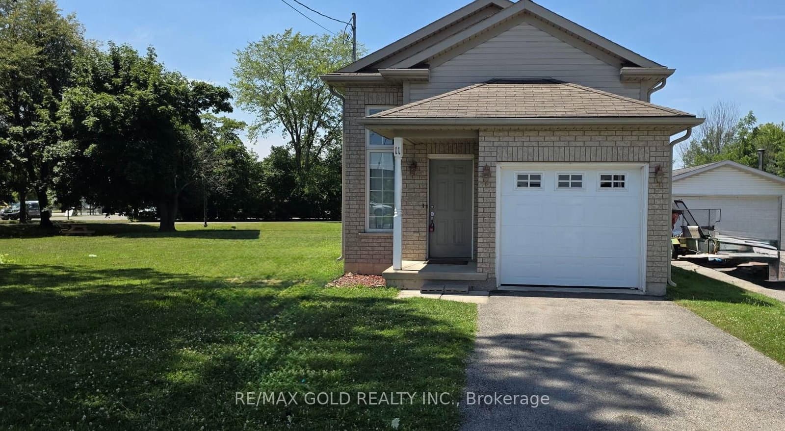11 Rose Avenue - Image 1