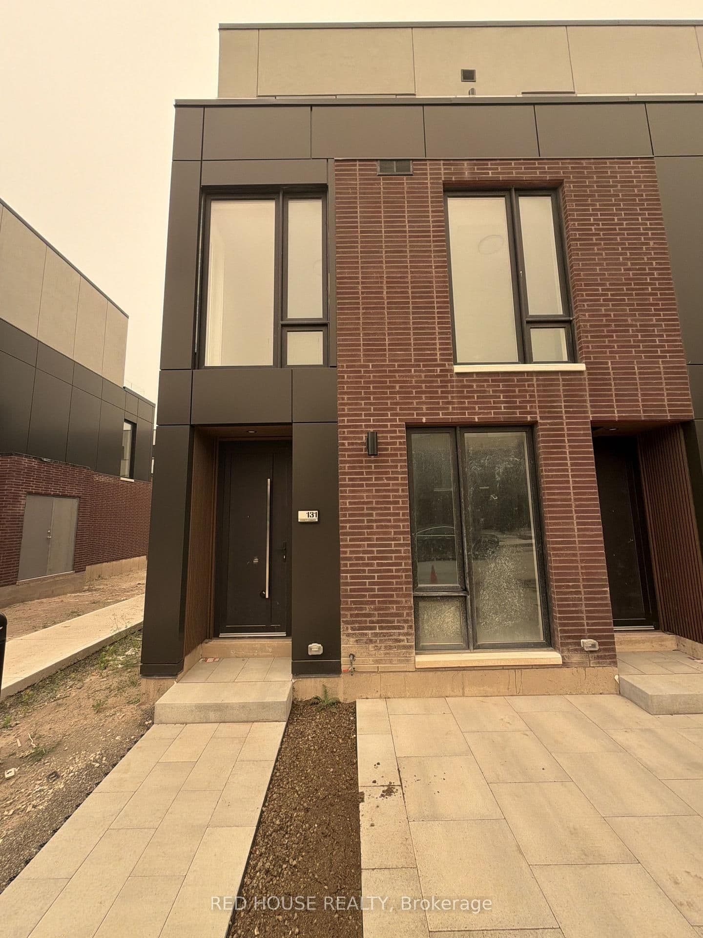 131 Everett Common - Image 1