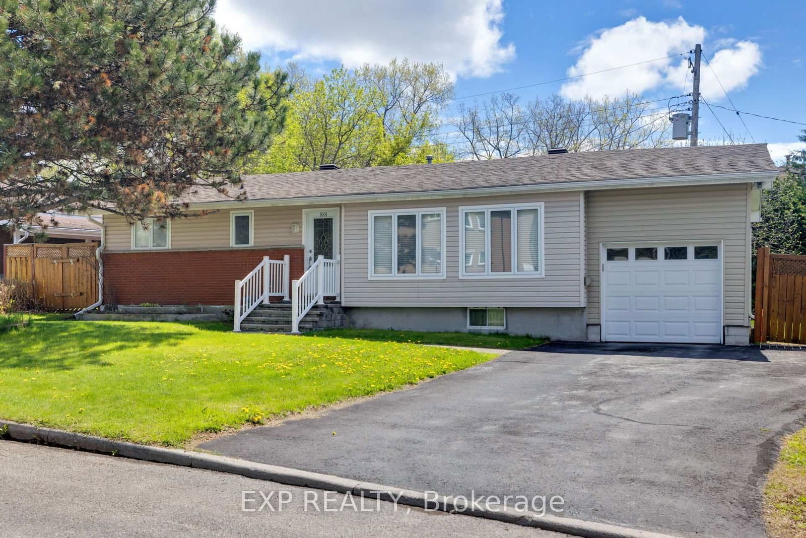 888 CHARLESWOOD Avenue - Image 1