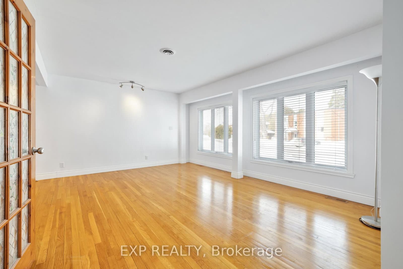 888 CHARLESWOOD Avenue - Image 4