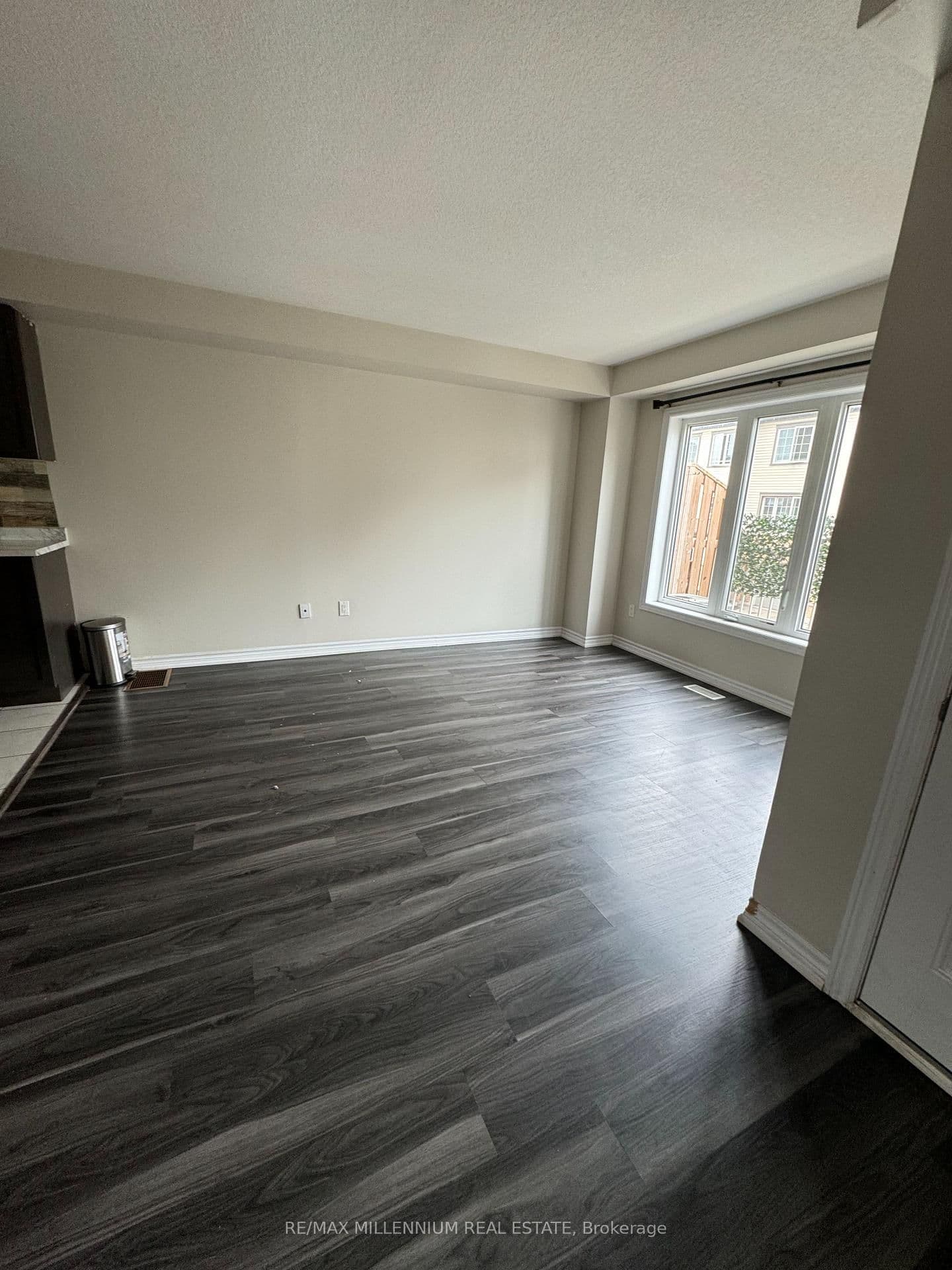 458 Linden Drive W - Image 3