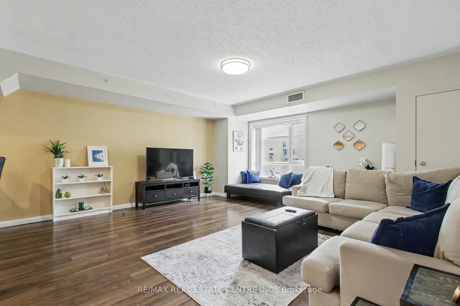 96 University Avenue W - Image 4