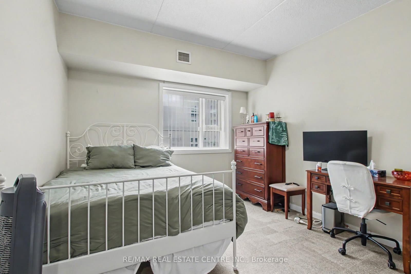 96 University Avenue W - Image 5