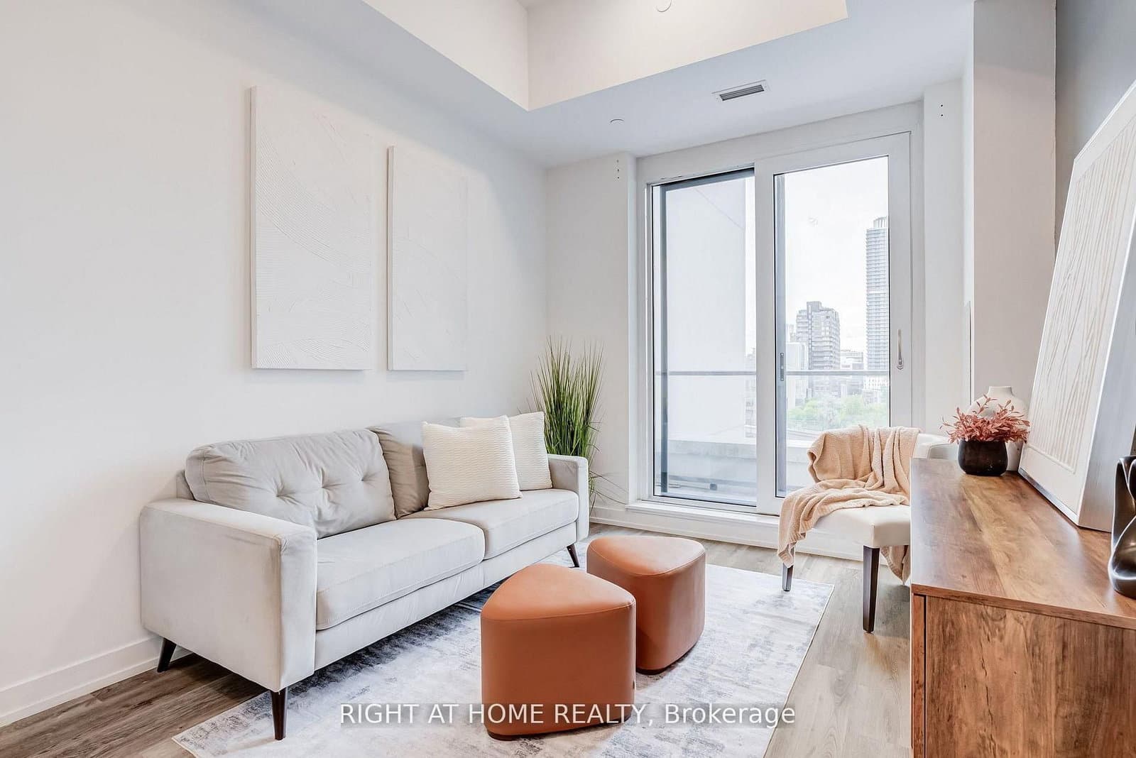 #301 - 15 Wellington Street S