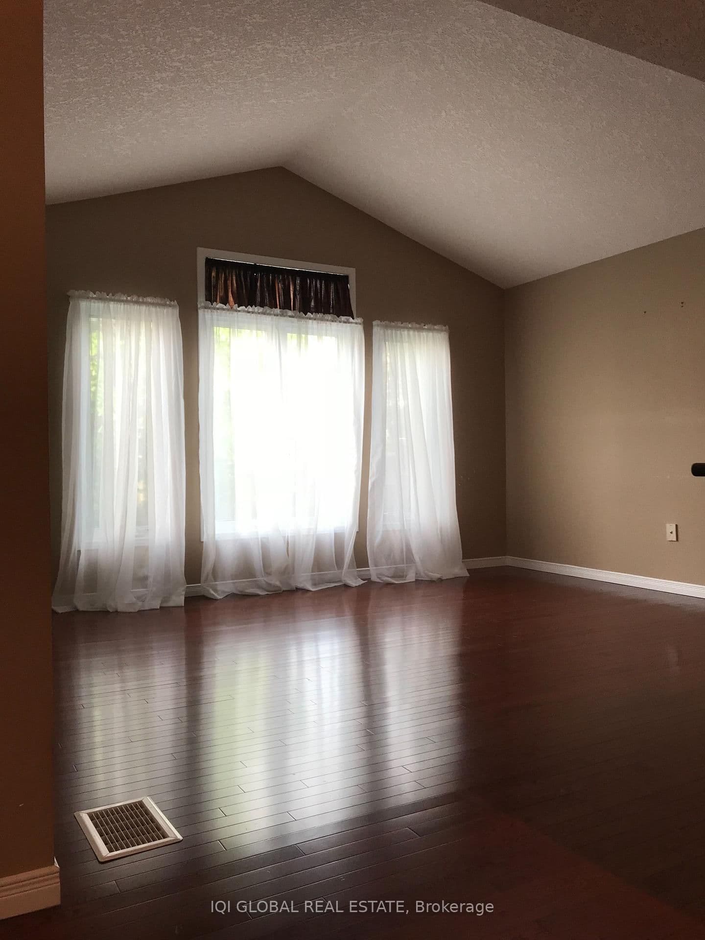 565 Wild Iris Avenue - Image 4