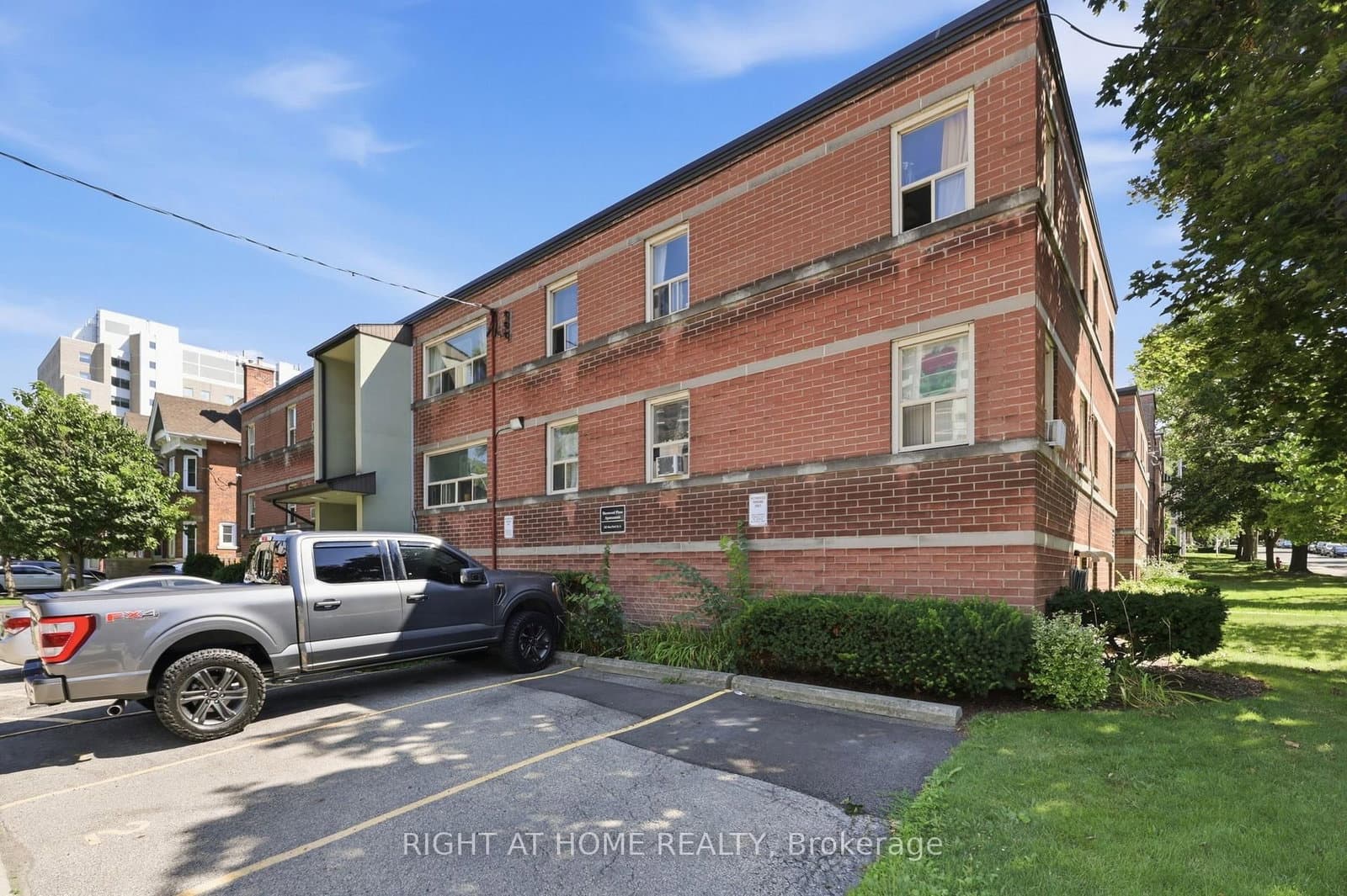 223 MacNab Street S, Unit 11 - Image 4