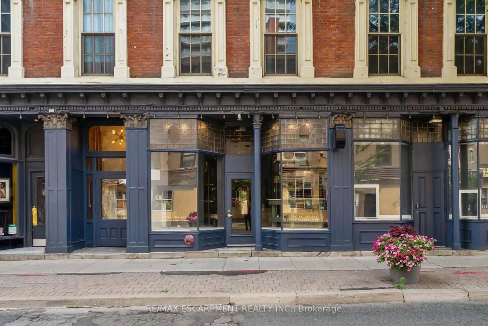 6 JOHN Street N - Image 1