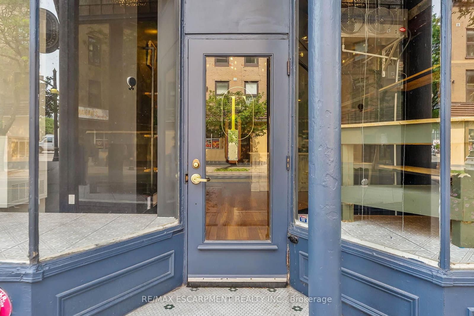 6 JOHN Street N - Image 3