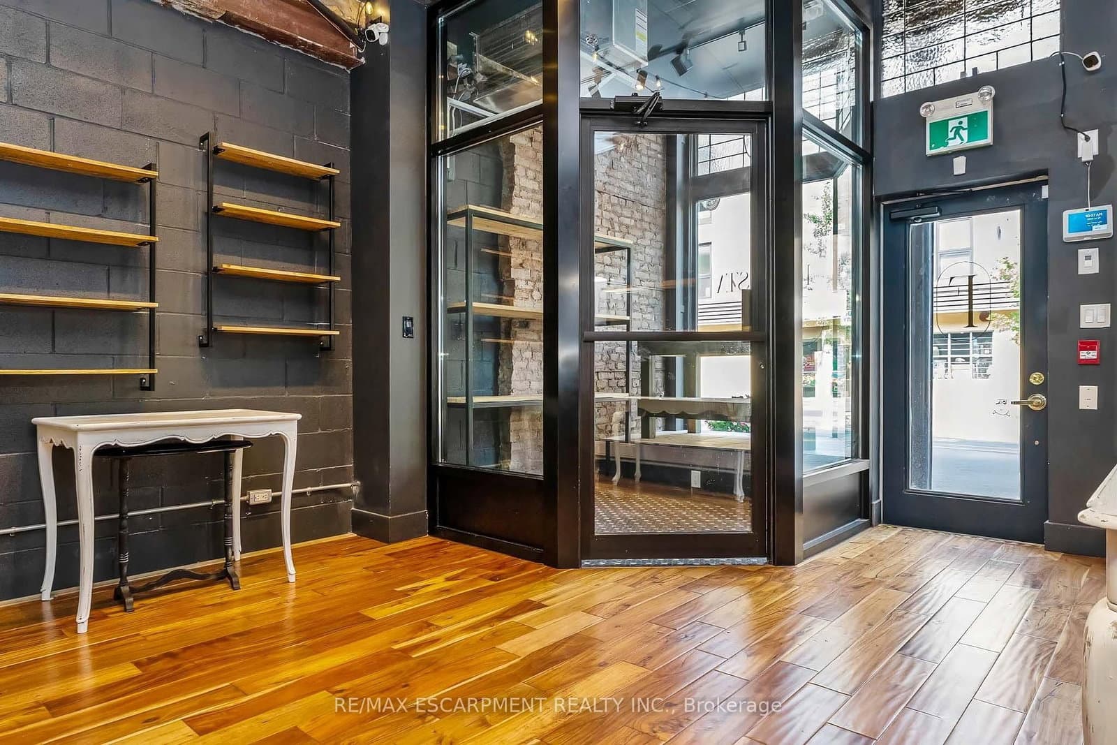 6 JOHN Street N - Image 6