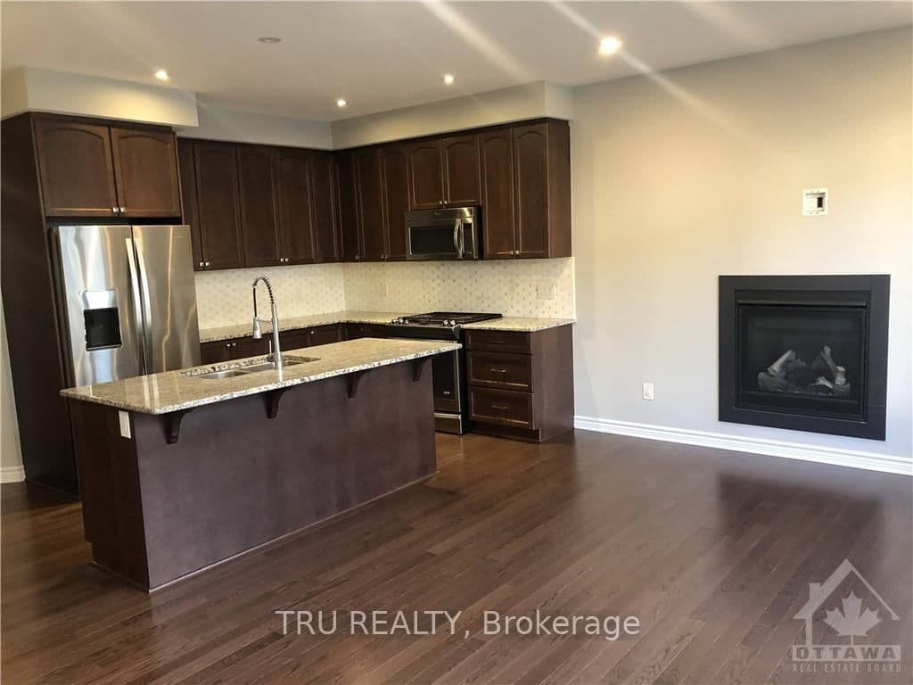 222 FERGUS Crescent - Image 2