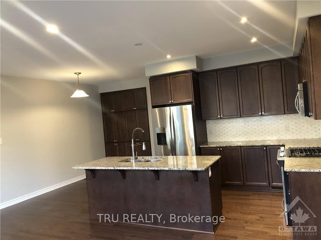222 FERGUS Crescent - Image 3