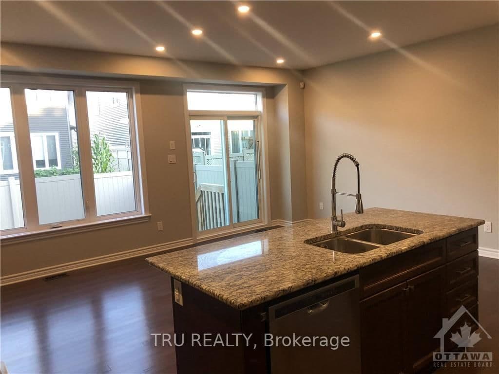 222 FERGUS Crescent - Image 4