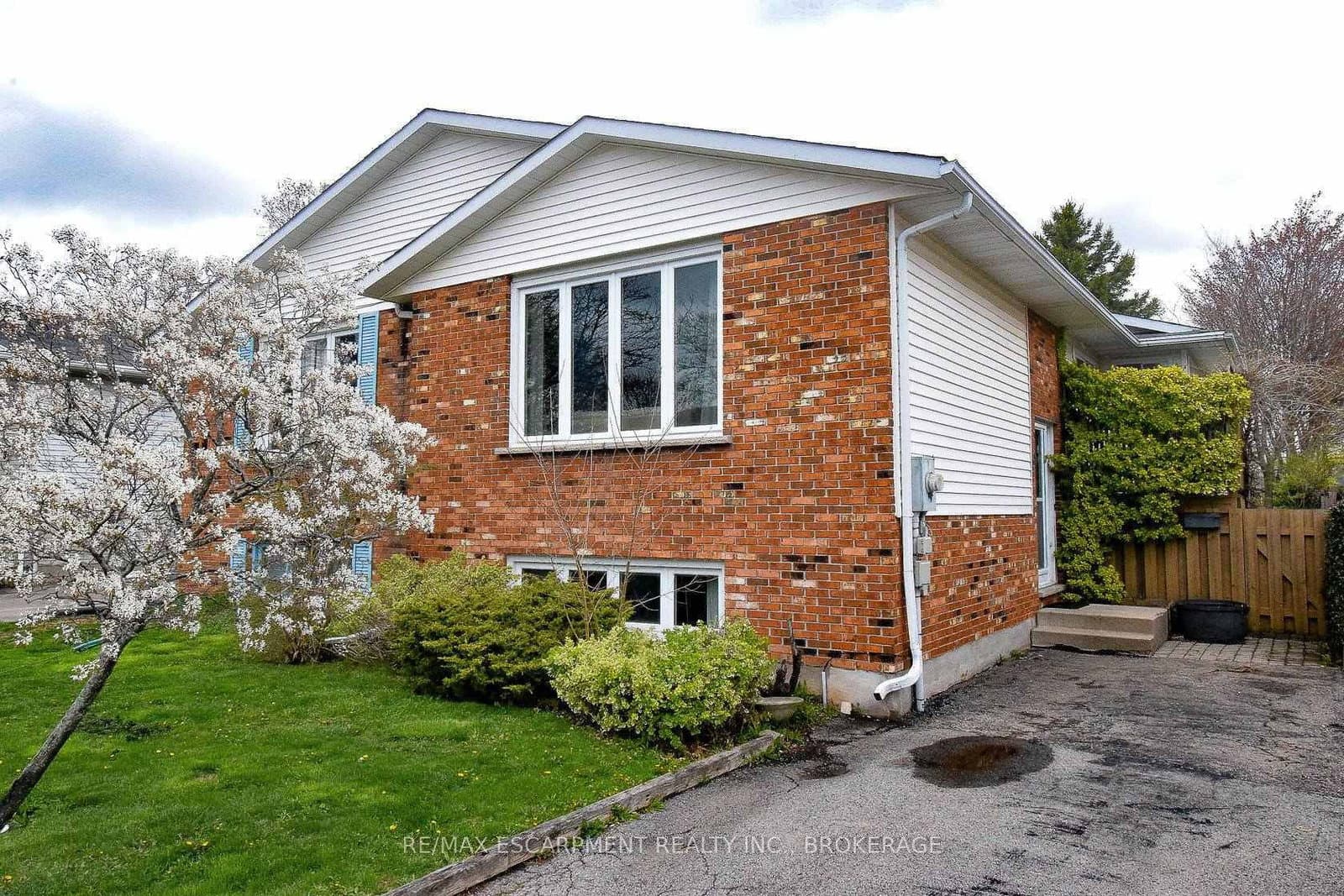 87 CHAPEL HILL Crescent, Unit Main - Image 1