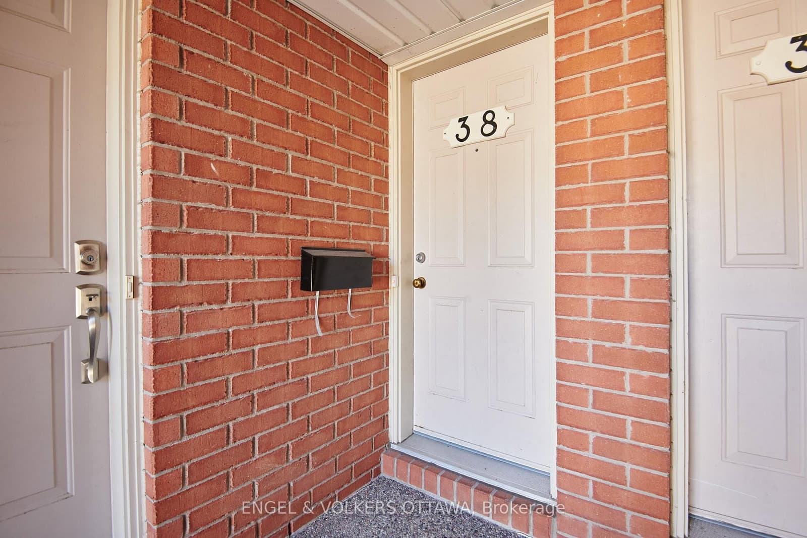 38 Lakepointe Drive - Image 3