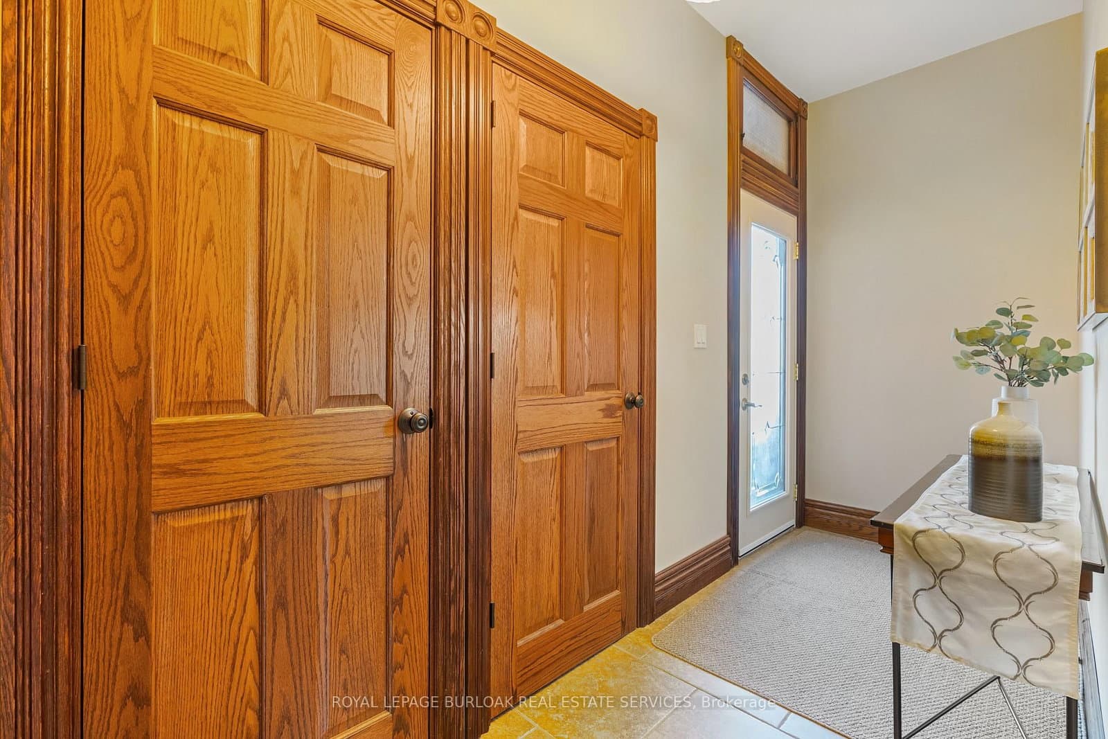 107 Catharine Street S, Unit Main Flr - Image 2