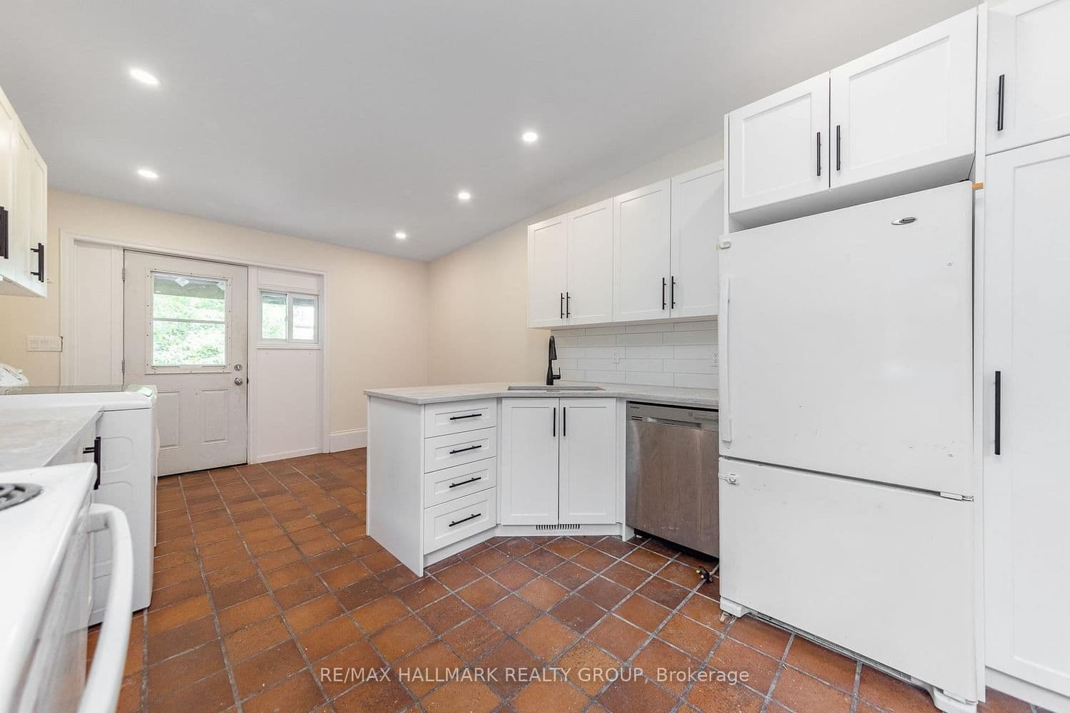 127 Henderson Avenue, Unit Unit A - Image 2