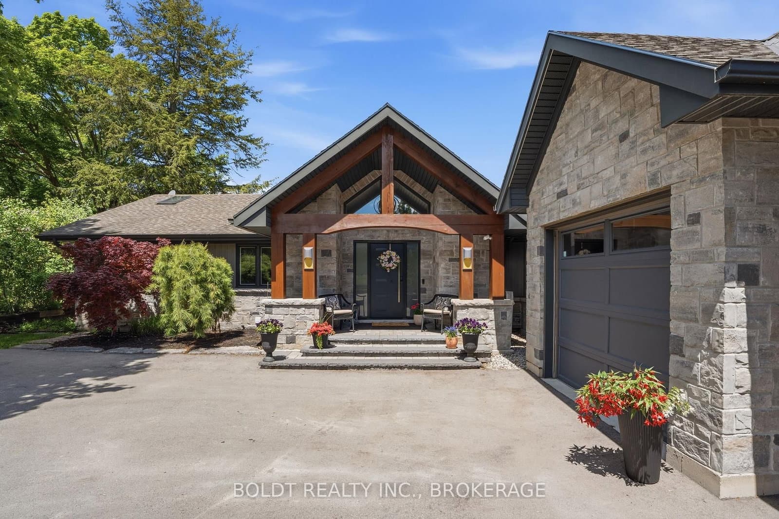 99 Donjon Boulevard - Image 4
