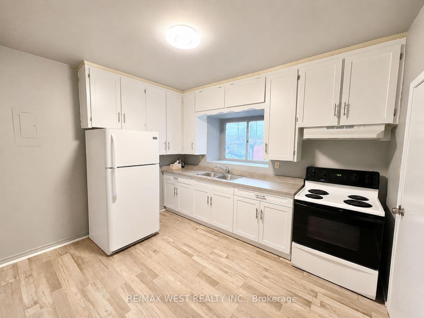 55 John Street N - Image 5