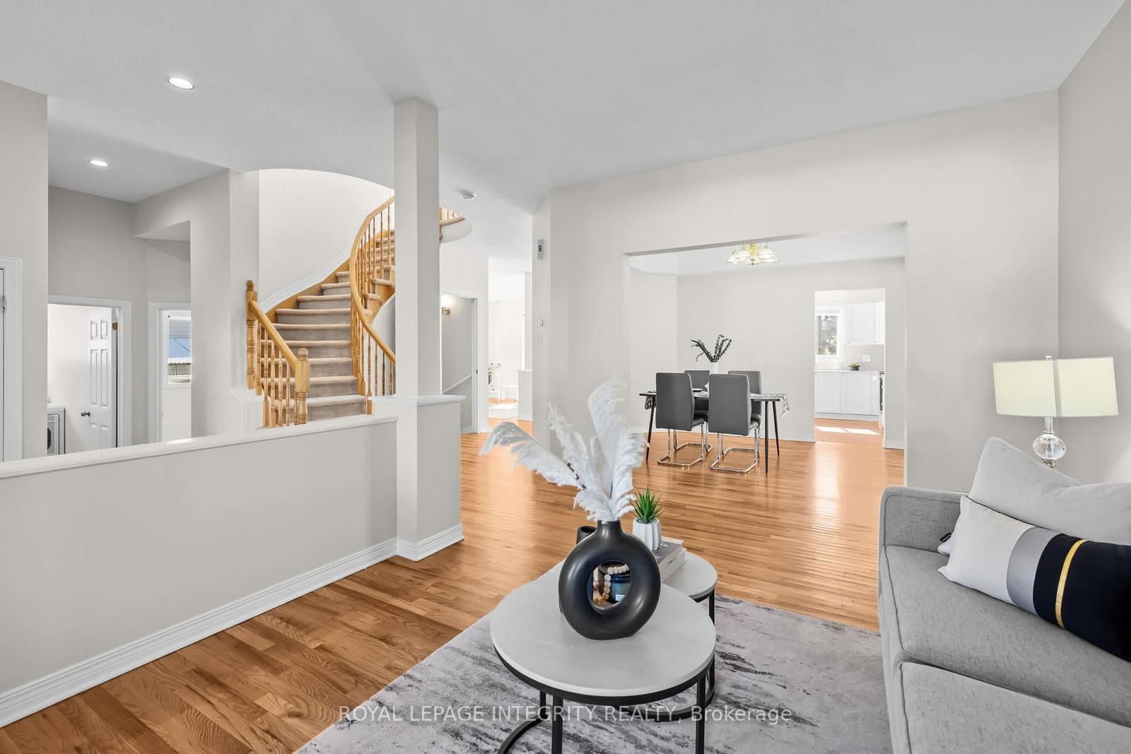 4 Tamarack Place N - Image 4