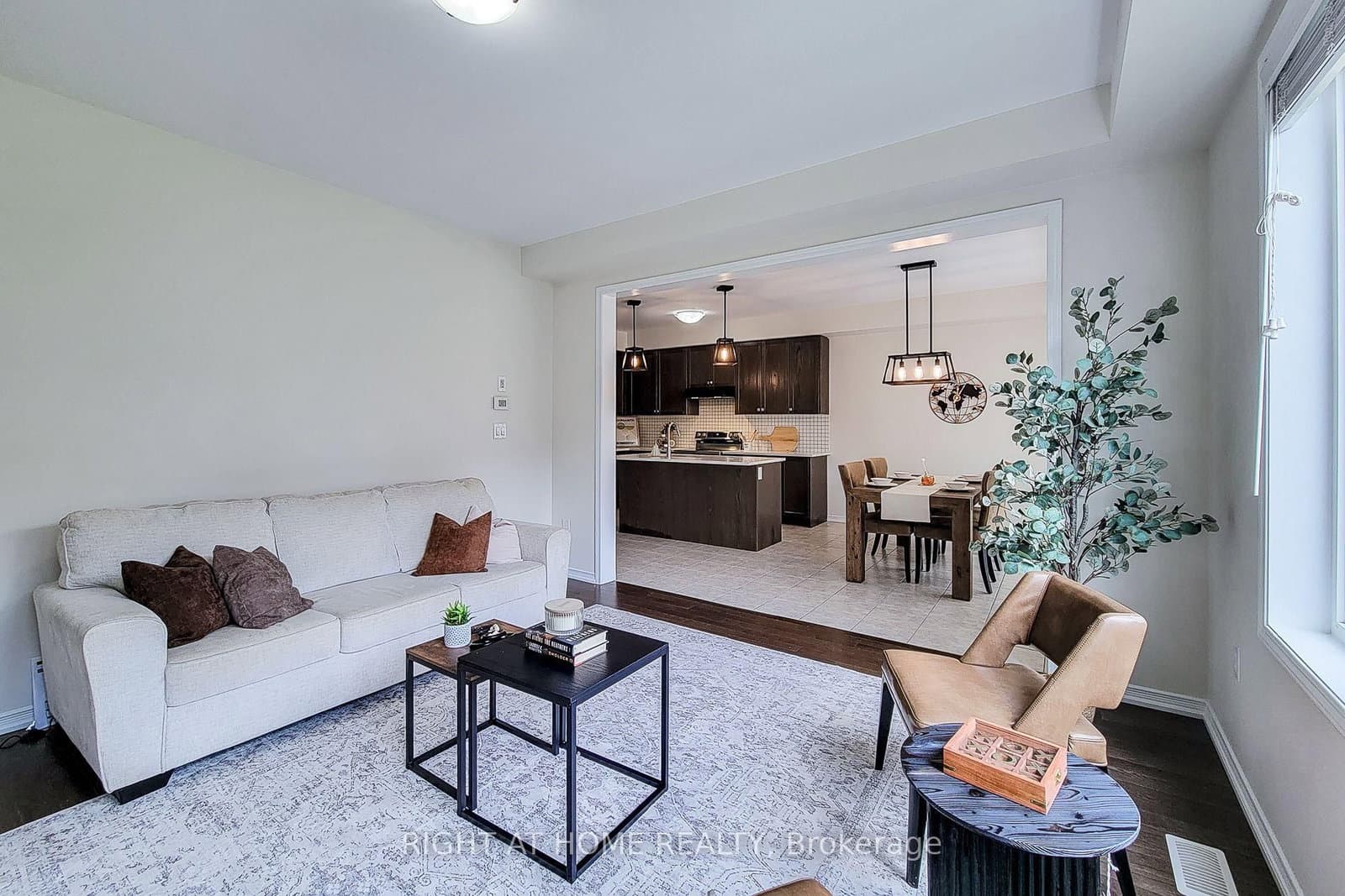 11 Esther Crescent - Image 6