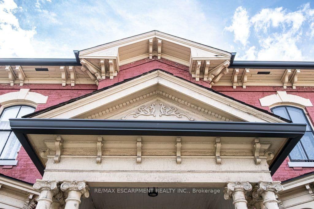 58 Wellington Street S - Image 1