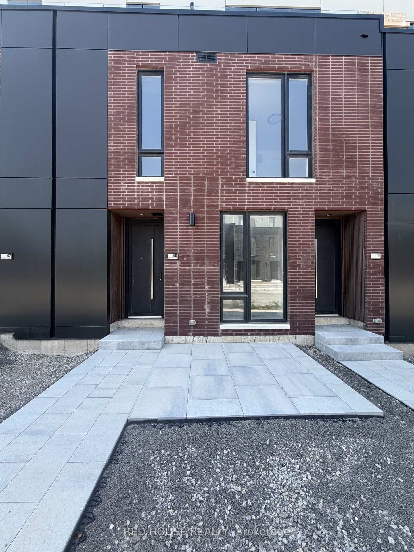 39 Everett Common - Image 1