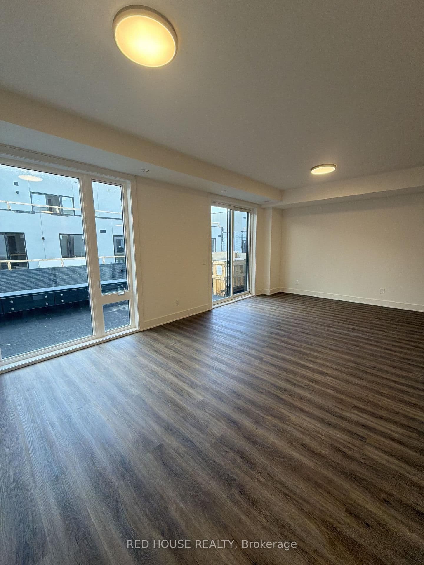 73 Everett Common - Image 4