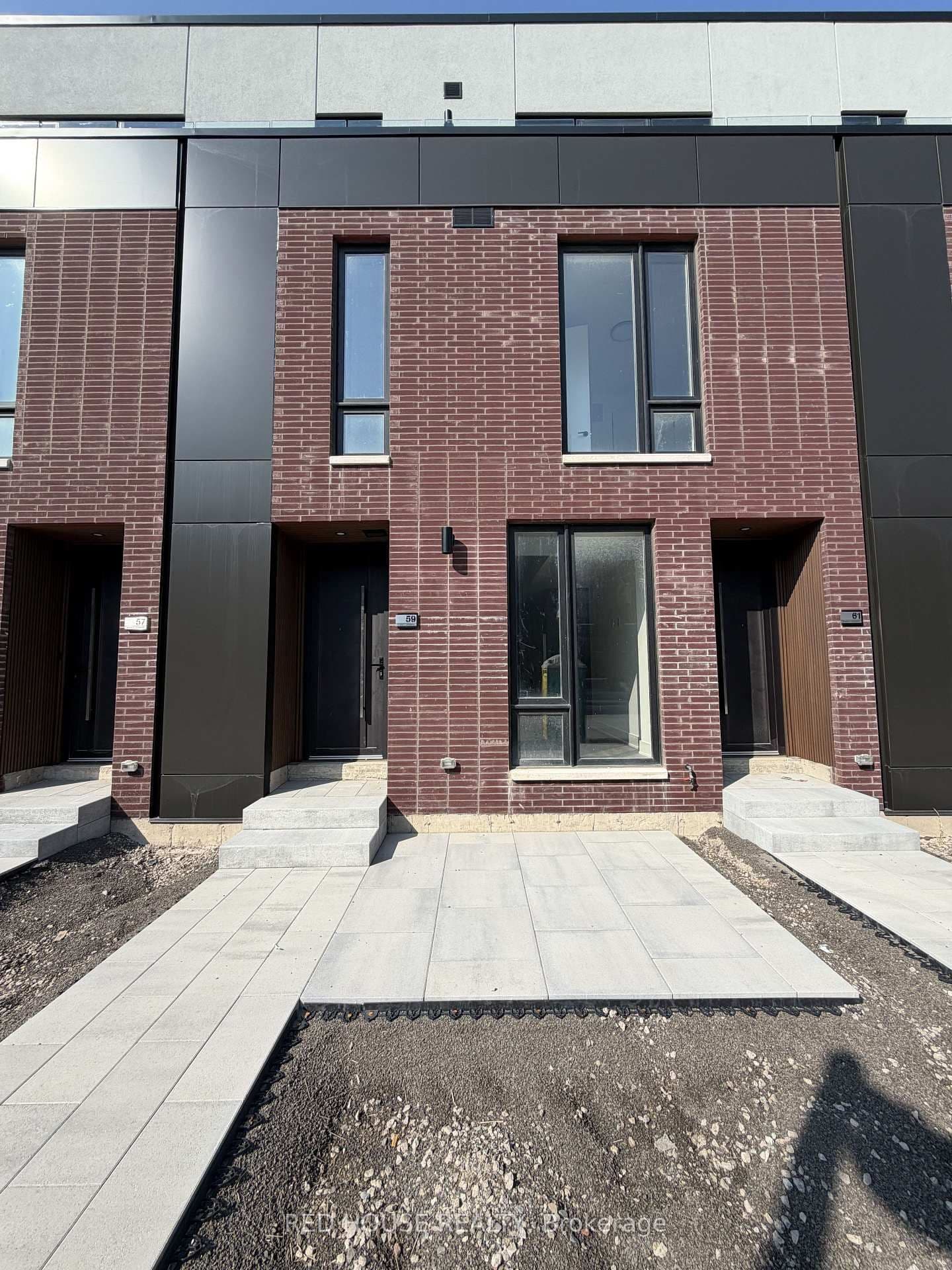 59 Everett Common - Image 1