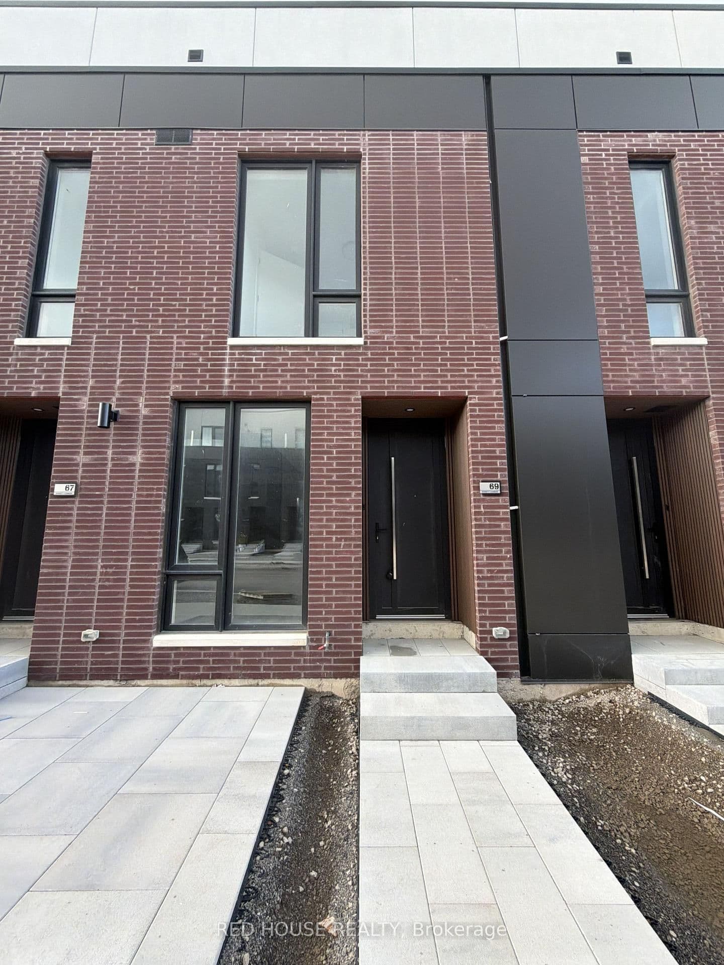 69 Everett Common - Image 1