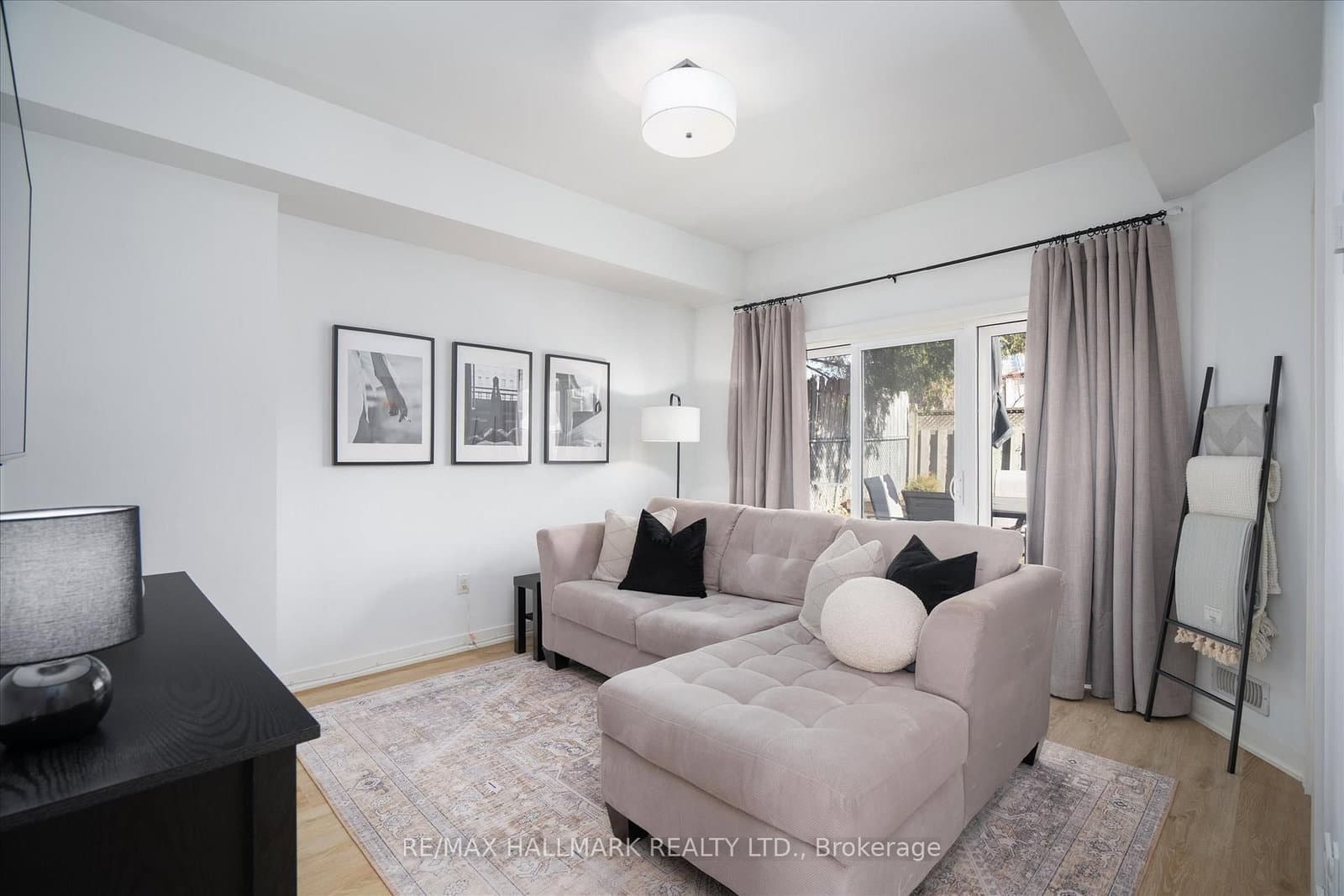 53 Wood Street E - Image 6