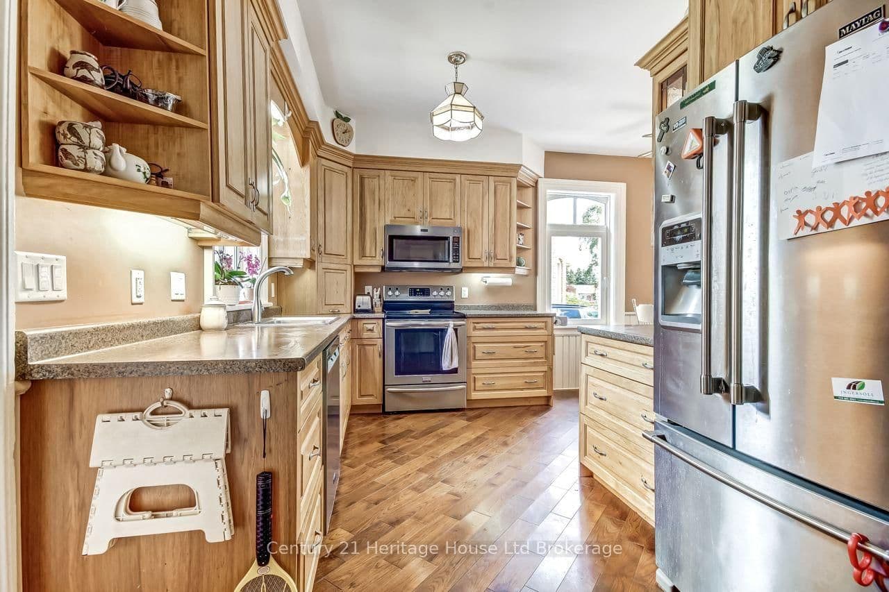 166 Dundas Street W - Image 3
