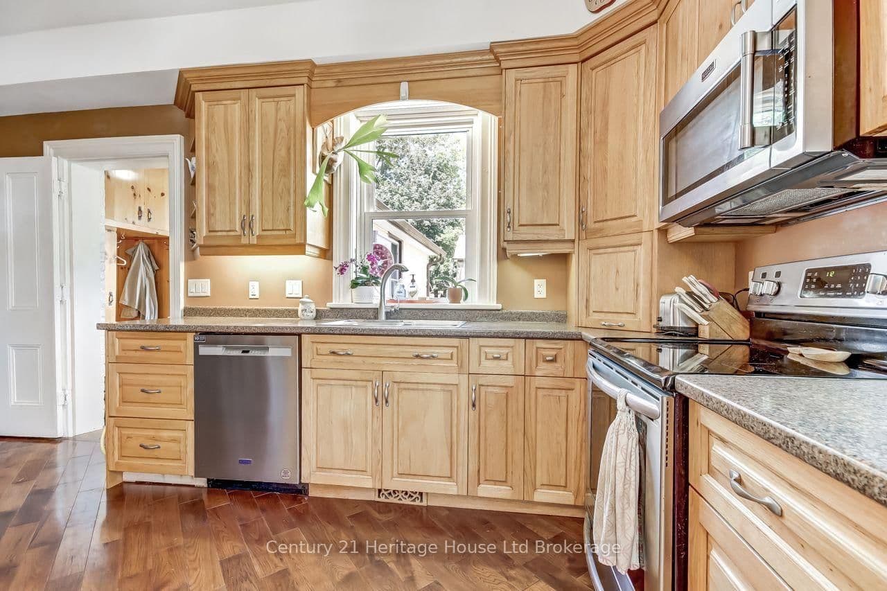 166 Dundas Street W - Image 4