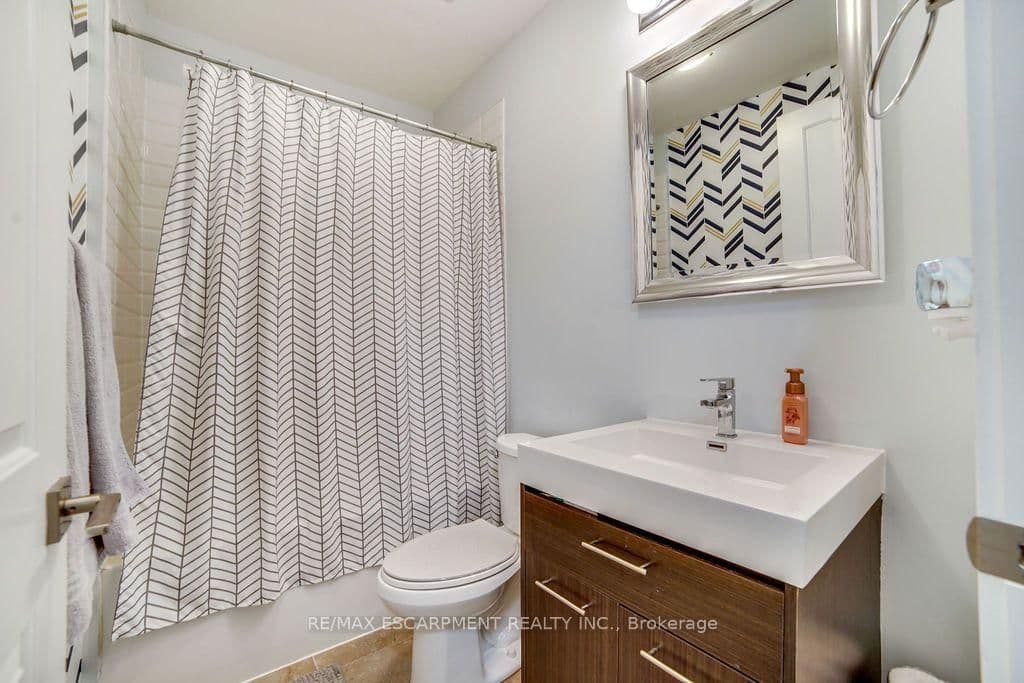 150 Main Street W, Unit 810 - Image 4