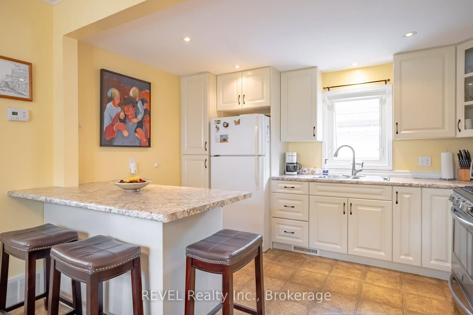 692 Lakeshore Road - Image 4