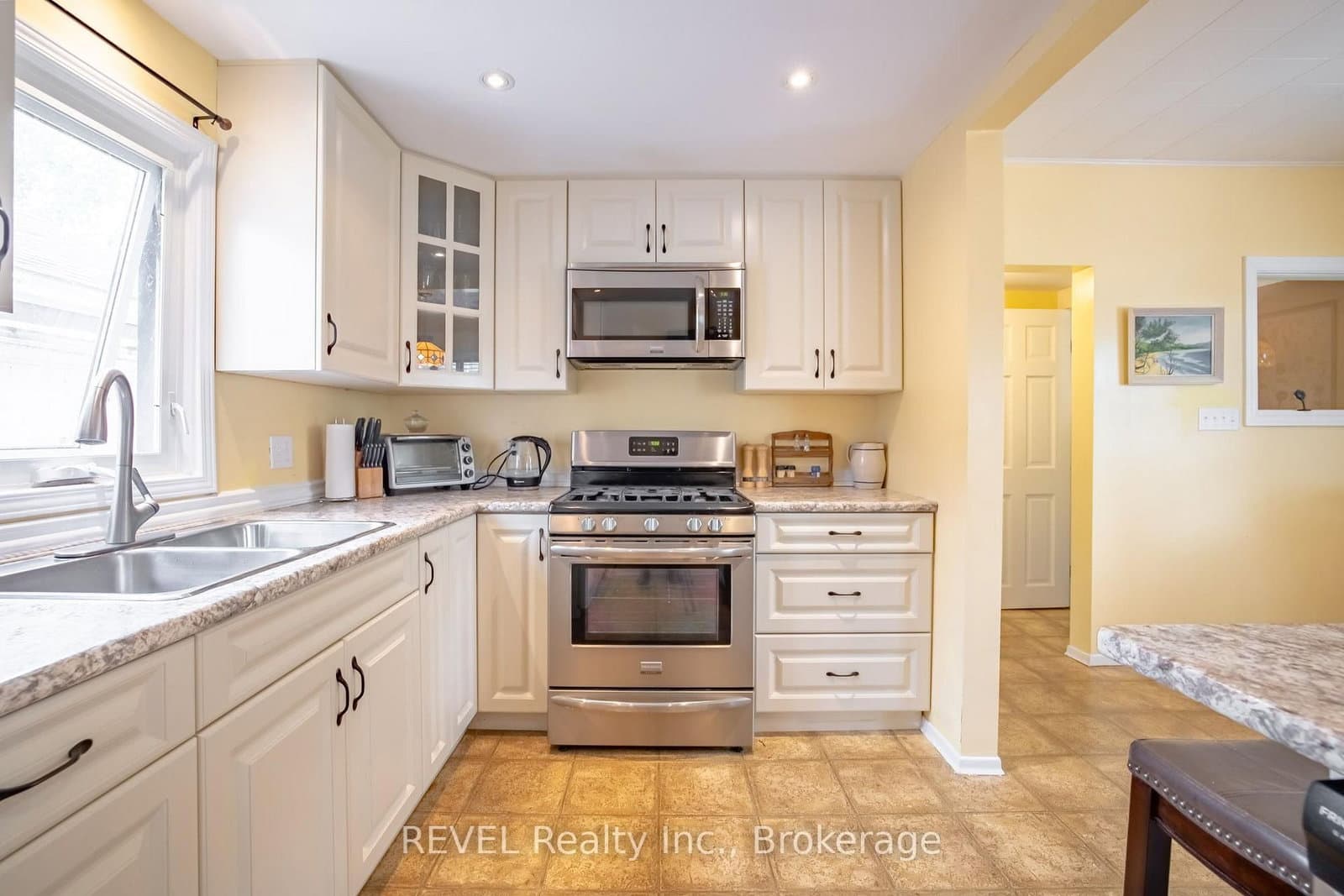 692 Lakeshore Road - Image 5